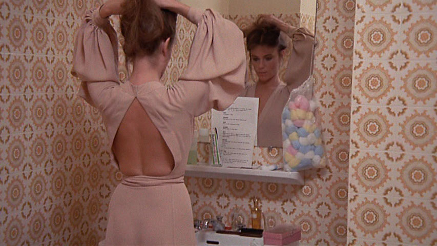La noche americana-1973-Fraçois Truffaut-Julie ensaya el guión en el baño de su habitación-Hotel Atlantic