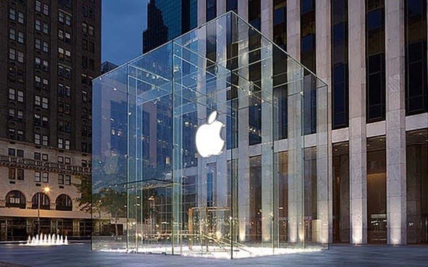 Logotipo de Apple luciendo en medio de la noche Logotipo de Apple luciendo en medio de la noche